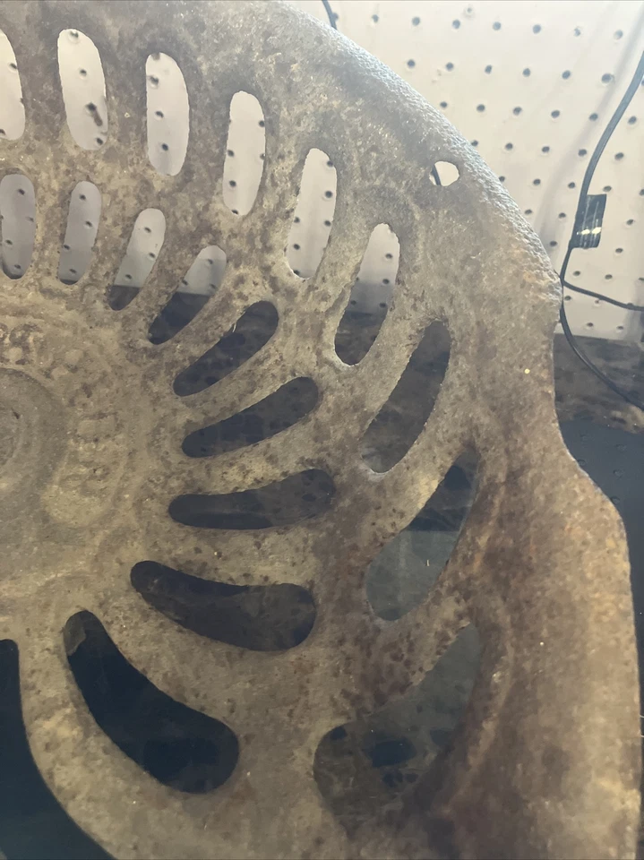 IMPLEMENTO DE GRANJA DE HIERRO FUNDIDO/ASIENTO DE TRACTOR Champion de colección. AD Foto 4 de 4