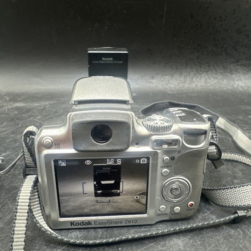 KODAK EASYSHARE Z612 6.1MP CAMERA W/CHARGER BATT Missing A Button See Pics {EE} - Picture 7 of 15