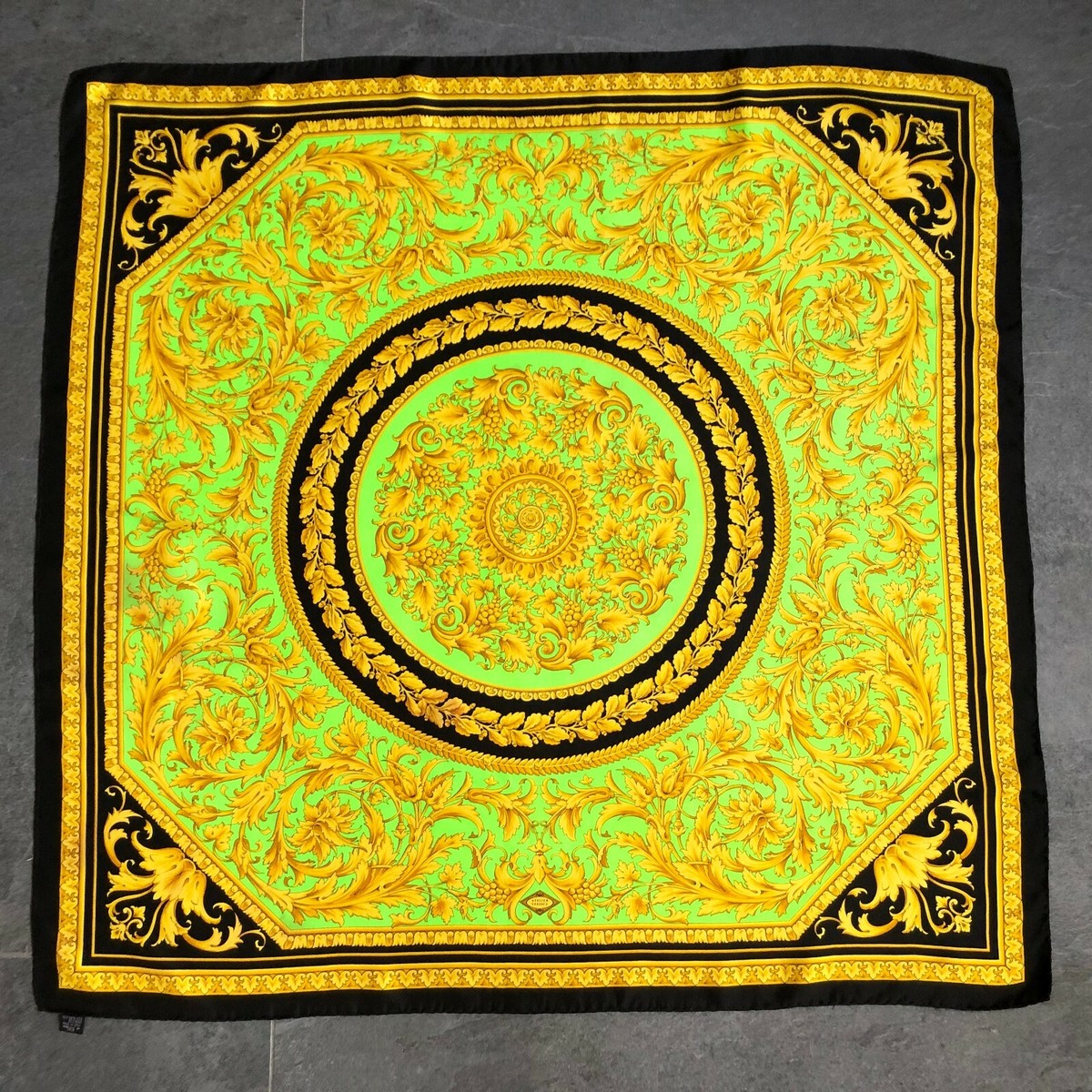 Gianni Versace シルク100% スカーフ　イタリア製 GIANNI VERSACE silk neck scarf Baroque Medusa Italian masks