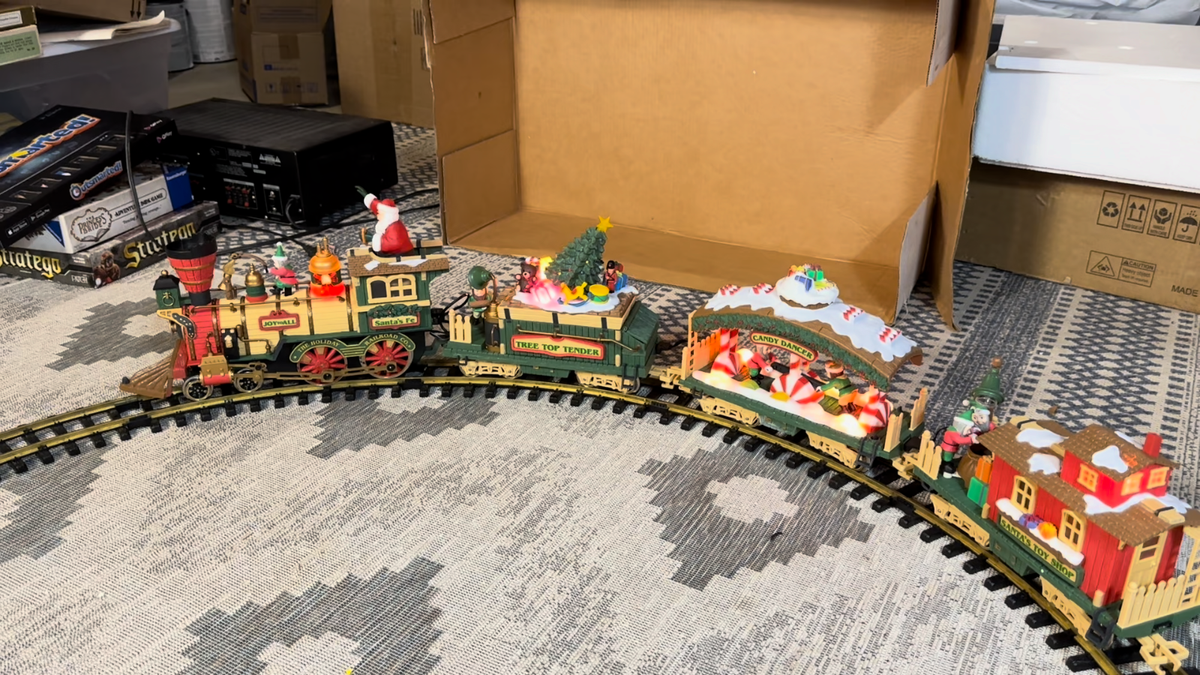 Vintage The HOLIDAY EXPRESS Animated Christmas Train Set #380 New