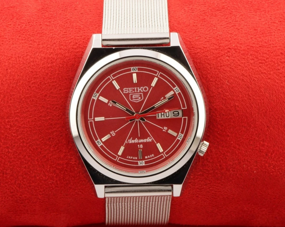 VINTAGE SEIKO 5 RED DIAL MEN DAY DATE JAPAN AUTOMATIC WORKING