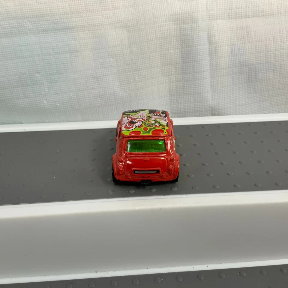 Morris Mini Cooper rojo fundido a presión Hot Wheels Crazed Clowns de colección Foto 2 de 4