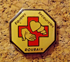 Pin's " Equipes de Secouristes de la Croix Rouge Française de Roubaix "- CRF