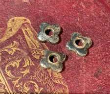Lot de 3 anciens petits écrou fleur, métal argenté, arts de table, orfèvrerie