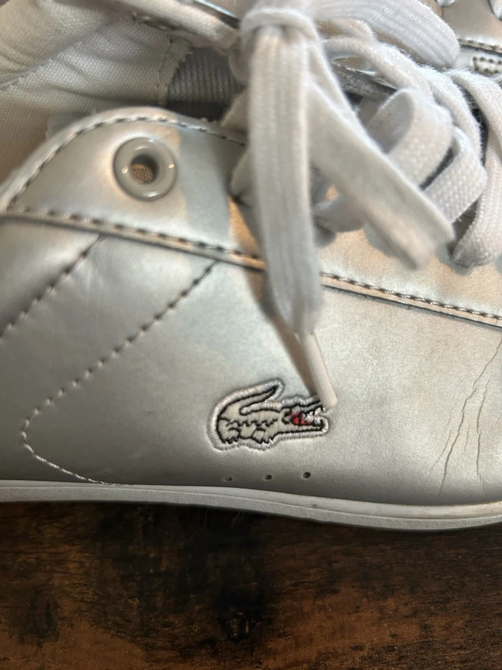 Zapatillas deportivas Lacoste Carnaby para mujer talla 8,5 de cuero plateado satinado con cordones SBKK Foto 2 de 4