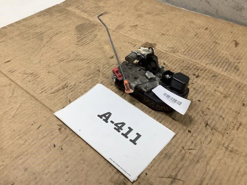 Dodge Magnum 2008 actuador de bloqueo de pestillo de puerta del lado del conductor delantero izquierdo OEM Foto 2 de 4