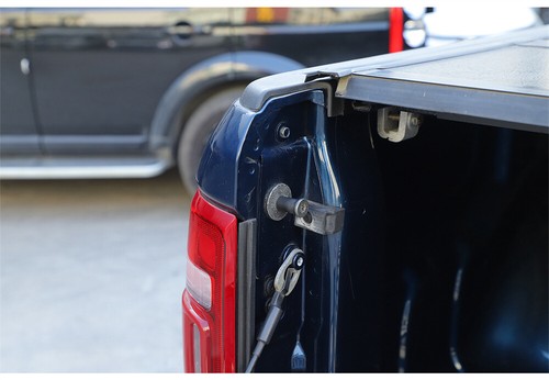 Iron Right Side Tailgate Antenna Mounting Bracket Trim for Dodge Ram 1500 2018+ - Foto 3 di 8