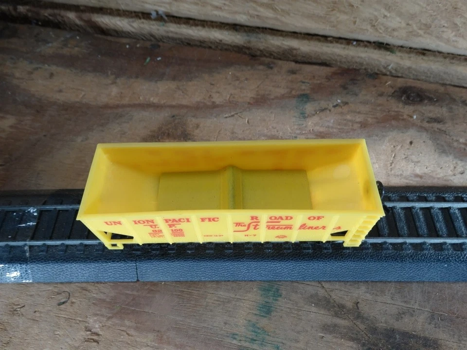 Life Like HO Scale 36' Union Pacific 32100 Streamliners Weighted Railroad Hopper - Image 4 of 4