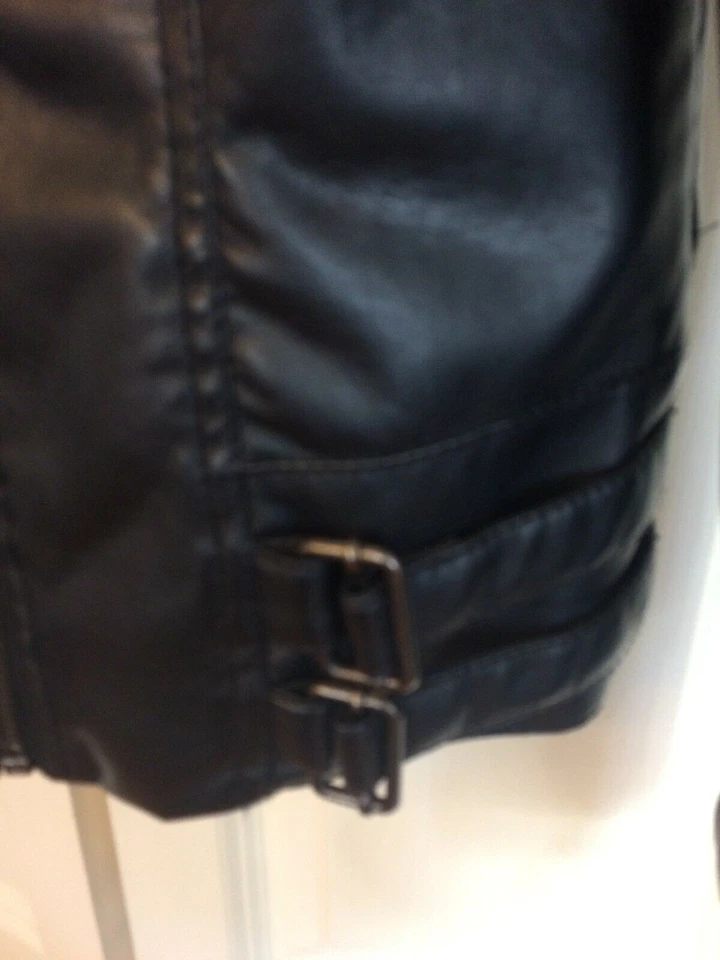 Jaqueta Roca Wear Feminina Couro Sintético Preta Isolada Tamanho Pequeno - Imagem 4 de 4