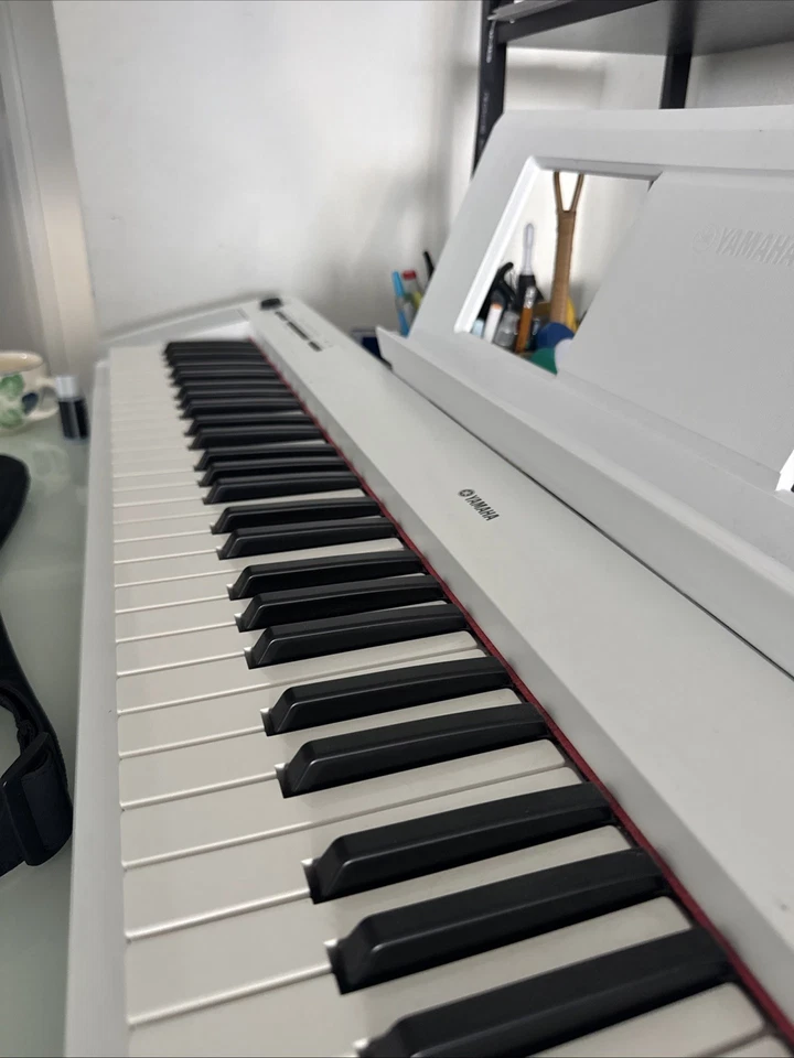 Teclado portátil ligero Yamaha NP32 76 teclas con adaptador de corriente PA130, blanco Foto 3 de 4
