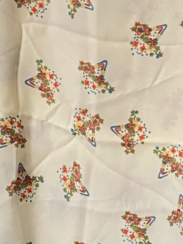 Vintage cream colored fabric with floral design 6 yards x 42 wide - Picture 2 of 3