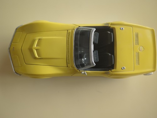 REVELL 1/18 YELLOW 1969 CHEVY CORVETTE L-89 CONVERTIBLE 429 *READ* NO BOX - Picture 2 of 4