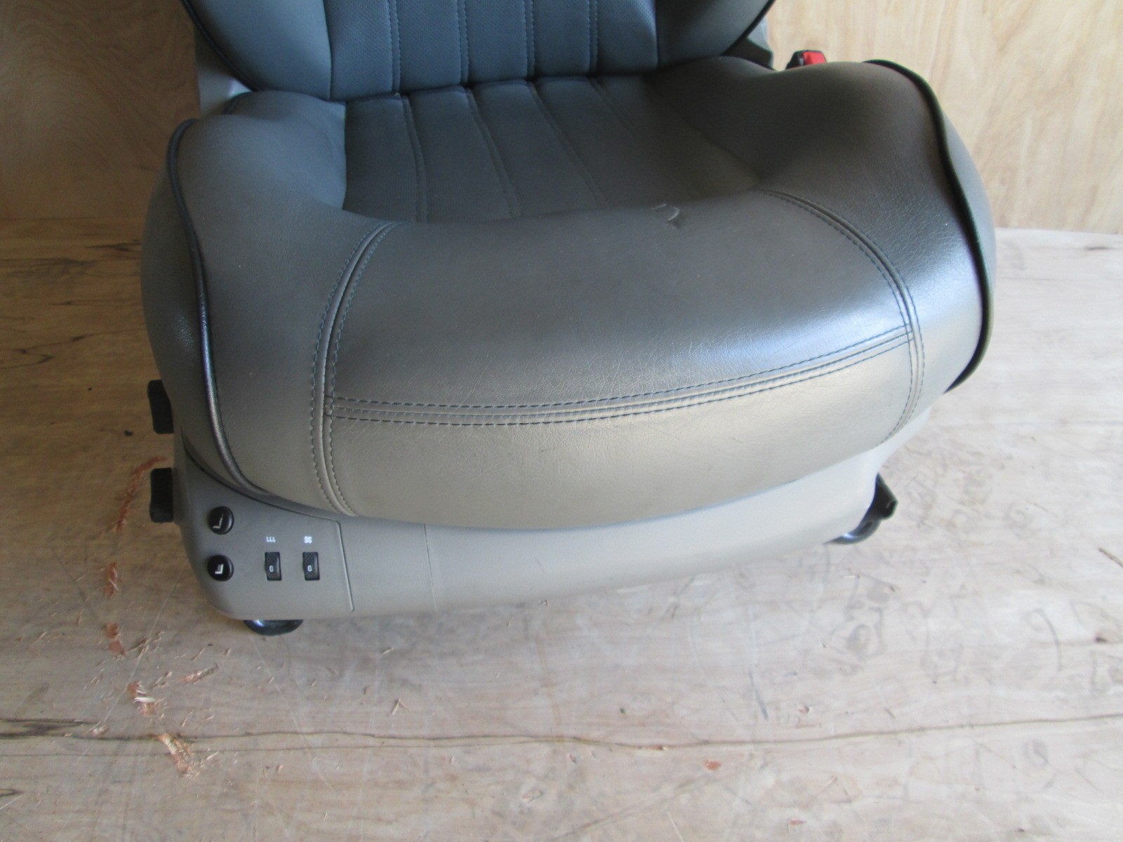 Maserati  Quattroporte -  RH / Driver Seat (grey black trim ) w/ Rails / Guides 