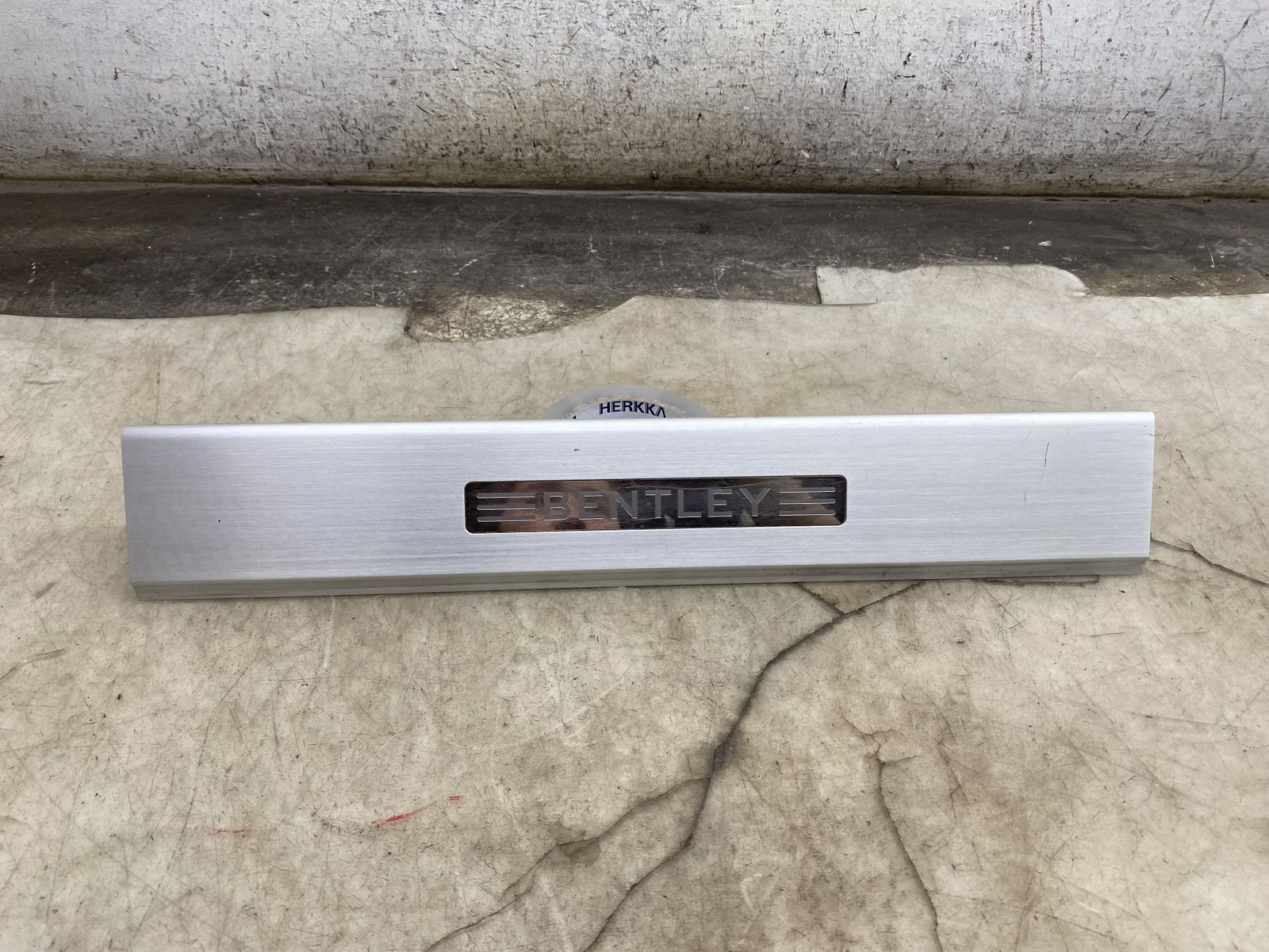 2016-2020 BENTLEY BENTAYGA FRONT RIGHT SILL SCUFF PLATE TRIM PANEL 36A853374B