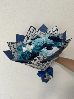 Strauß aus handgefertigten, gemischten Satinblumen in Blau und Weißtönen - Bild 1 von 3