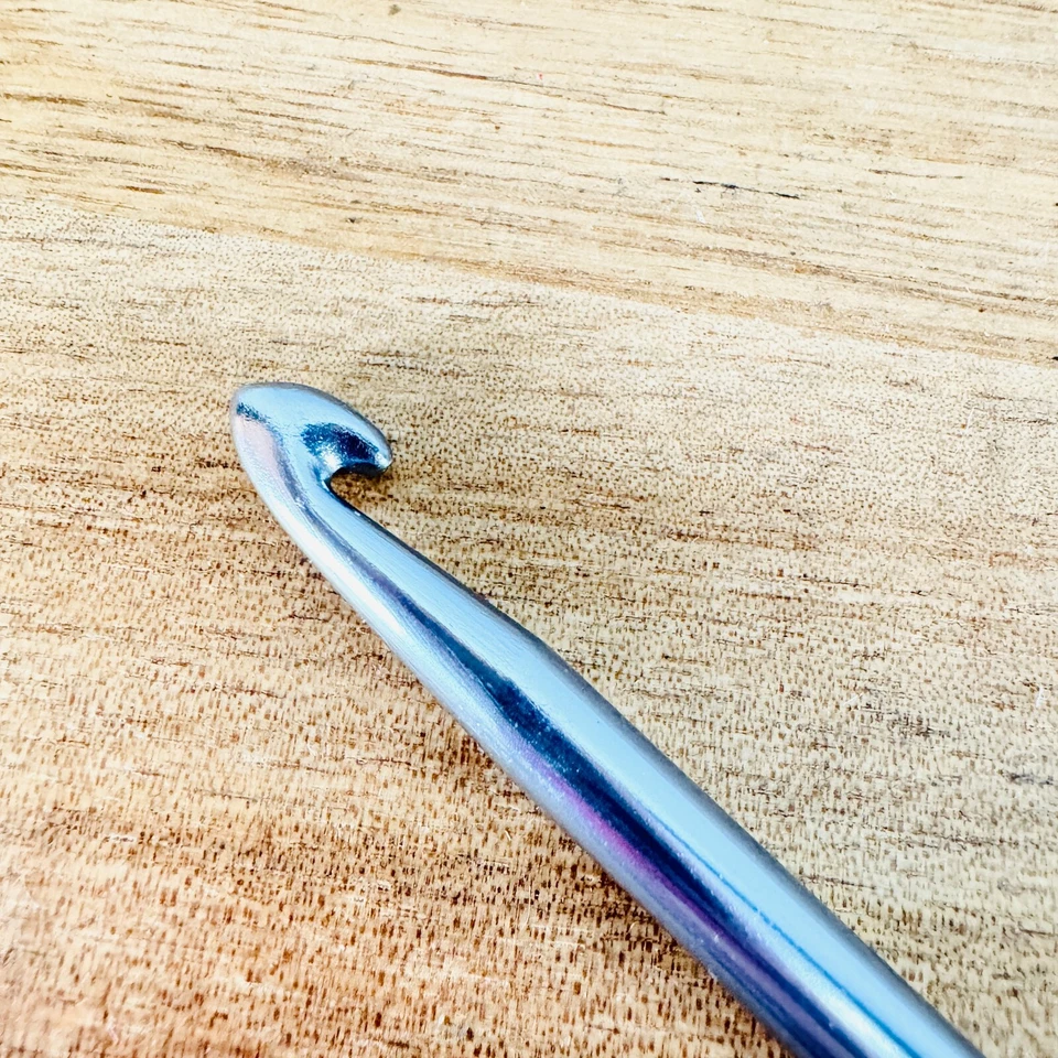 Gancho de ganchillo tunecino Boye talla I 5,5 mm cabeza cónica azul 9" de largo Foto 4 de 4