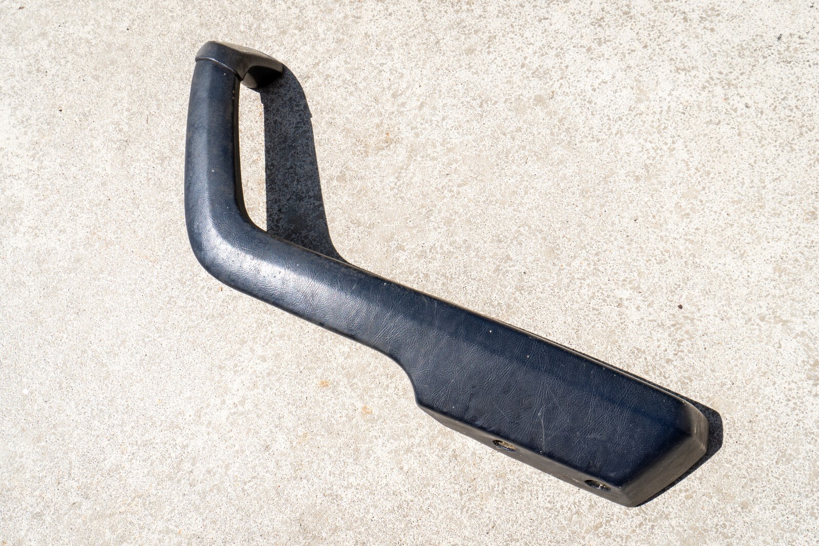 BMW E12 Marineblau - dark blue right front inner door armrest  