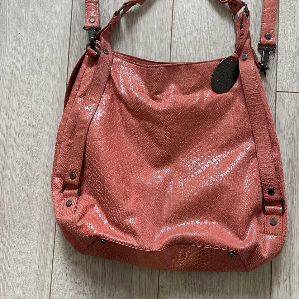 Bolso Bandolera Kenneth Cole Reaction Cuero Sintético Serpiente Repujado Tachonado Naranja  Foto 3 de 4