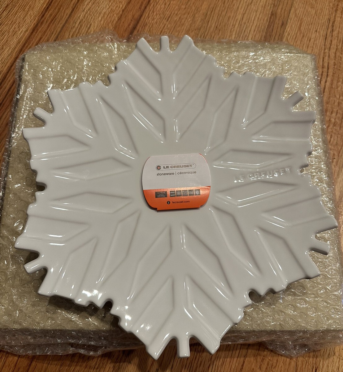 LE CREUSET WHITE STONEWARE SNOWFLAKE PLATTER, 12