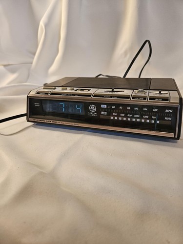 Vintage General Electric GE 7-4646A AM/FM Digital Radiowecker mit blauem LCD - Bild 2 von 12