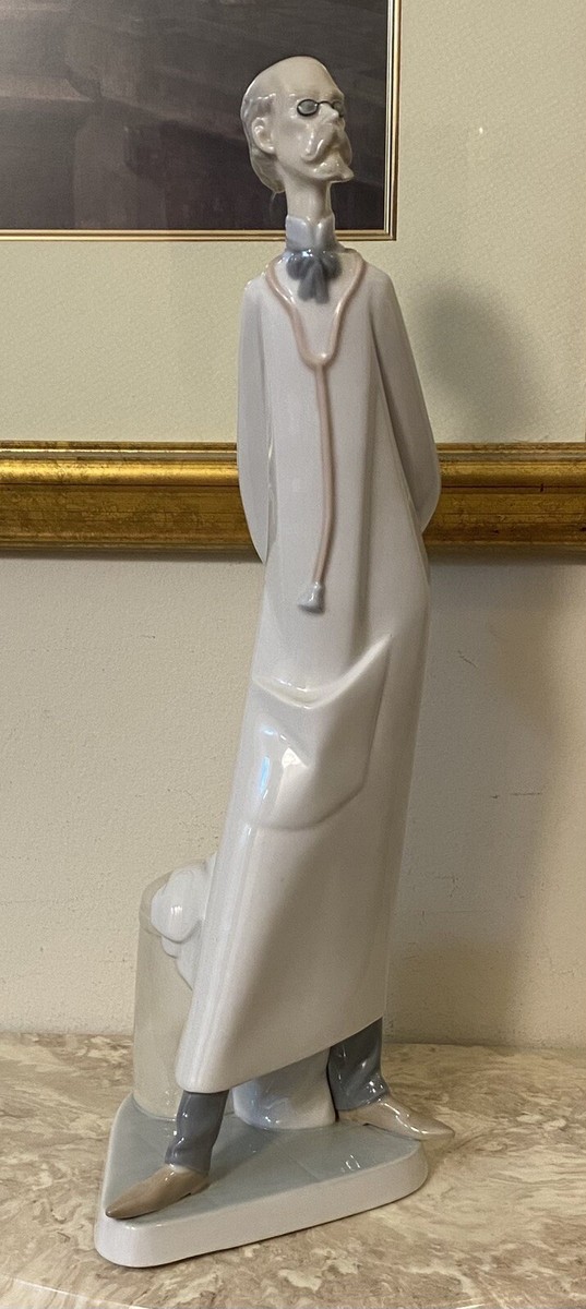 Lladro Doctor Porcelain Figurine #4602 Glossy 14” Tall White Lladro Doctor Porcelain Figurine #4602 Glossy 14” Tall White