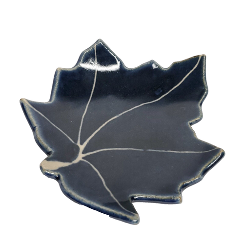Leaf Trinket Dish Blue White Maple Autumn Decor Ceramic Artisan Signed - 第 1/4 張圖片