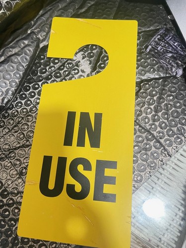 EN USO Letrero de suspensión de puerta 1 CADA letrero de puerta PVC amarillo/negro doble cara (T6K16 - Imagen 2 de 4