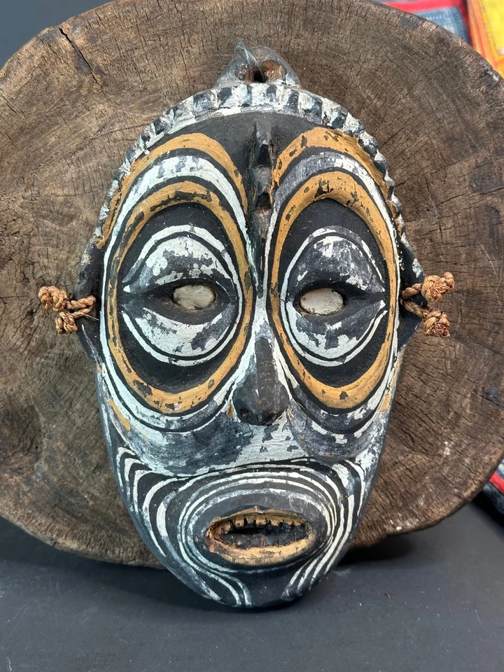 Old Papua New Guinea Carved Wooden Sepik River Mask / Wall Hanging - image 2 of 4
