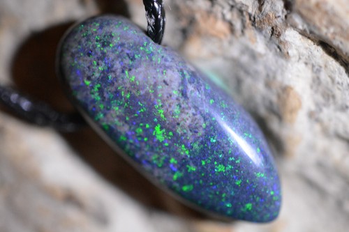 Cadena de ópalo de matriz dura de roca mooka verde brillante vivo 14ct 25x10x6 AUS - Imagen 2 de 3