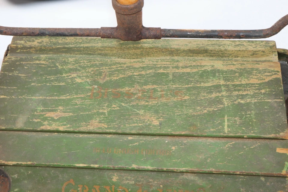 Barredora de piso manual Bissell Grand Rapids antigua de colección años 20 mango de madera verde Foto 3 de 4