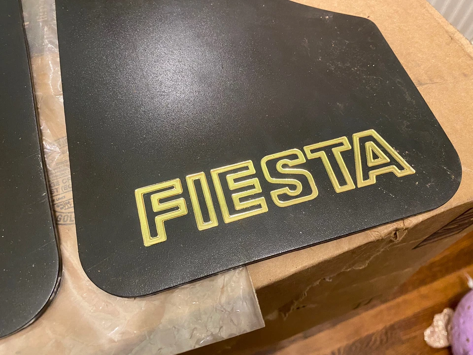 Ford Fiesta 1984 1989 accesorio guardabarros moldura 88 87 86 85 NOS Foto 2 de 4