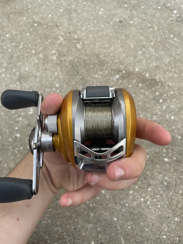 Carrete de baitcast Pflueger Asaro 6:4:1 8 rodamientos de bolas Foto 4 de 4