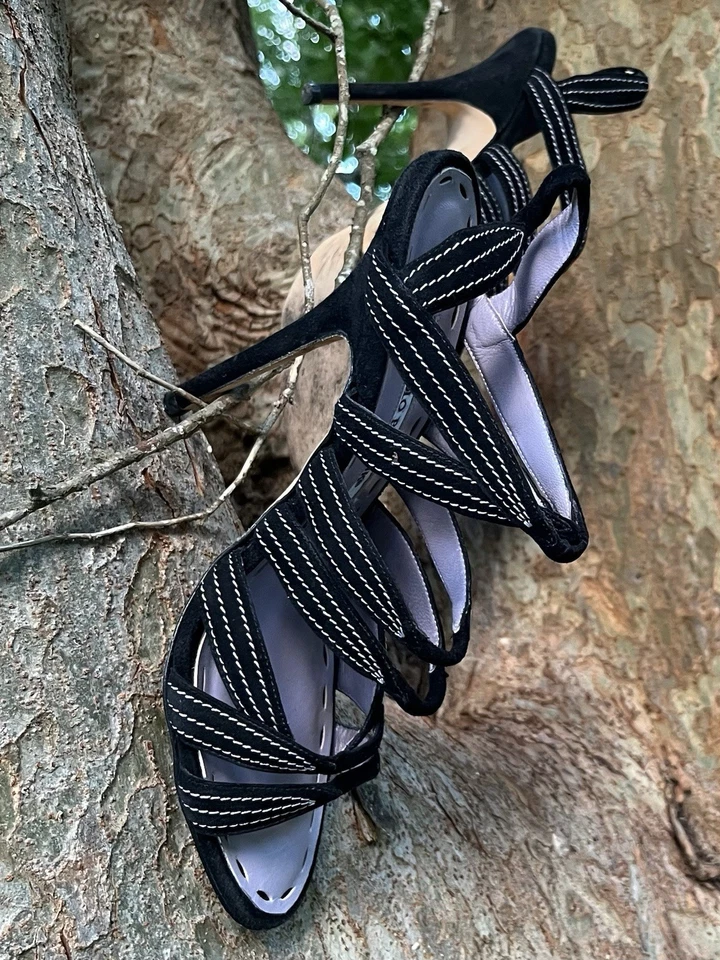 Sandálias de salto Manolo Blahnik camurça preta lilás tamanho 37 US$ 11195 excelente estado - Imagem 3 de 4