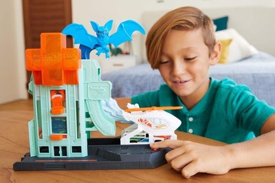 Hot Wheels Creature Attack Playsets, Bat Hospital, Multi (GJK90) Medium,