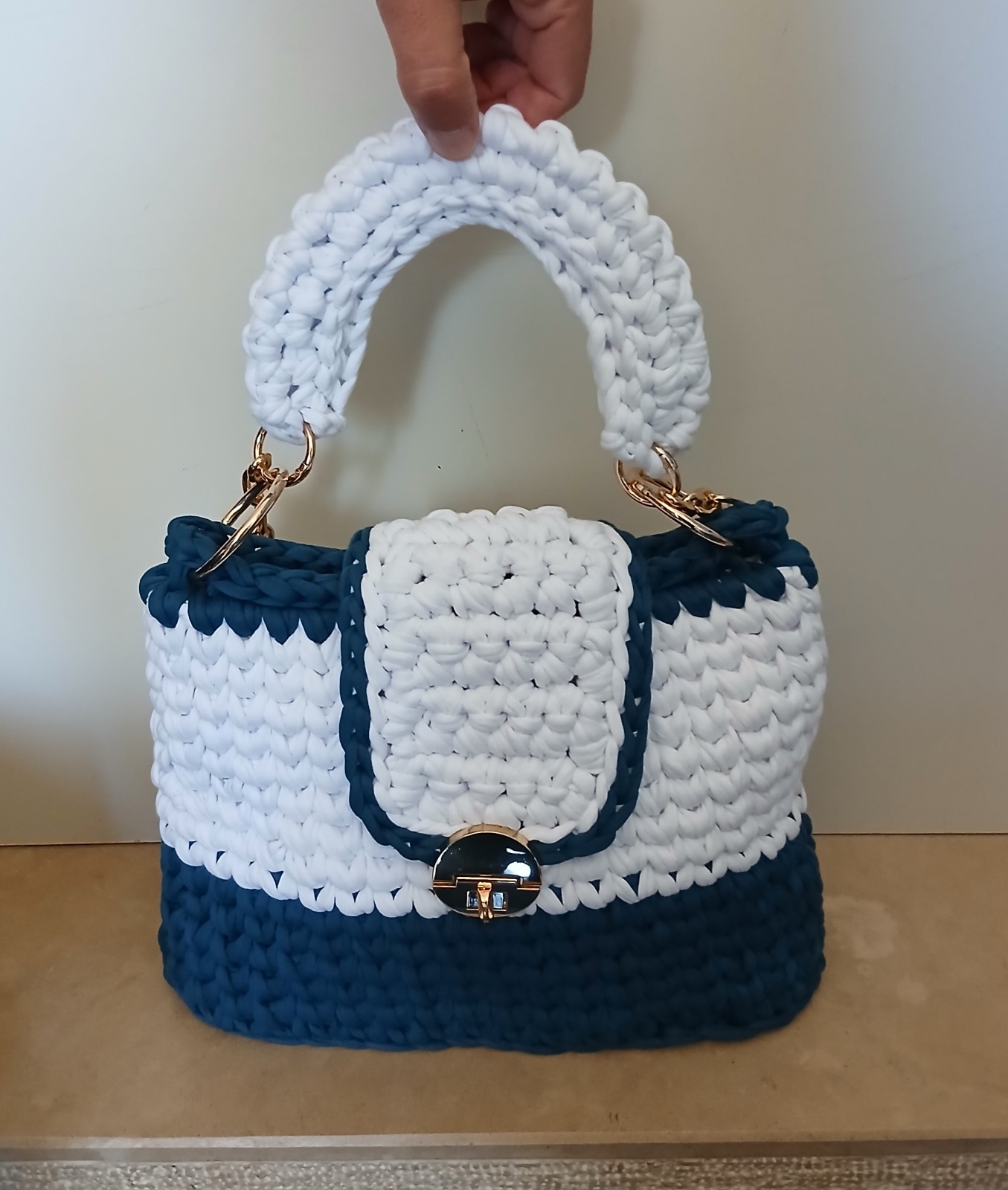 SAOLA BORSA ARTIGIANALE FATTA A MANO ALL'UNCINETTO IN FETTUCCIA BIANCA E OTTANIO.