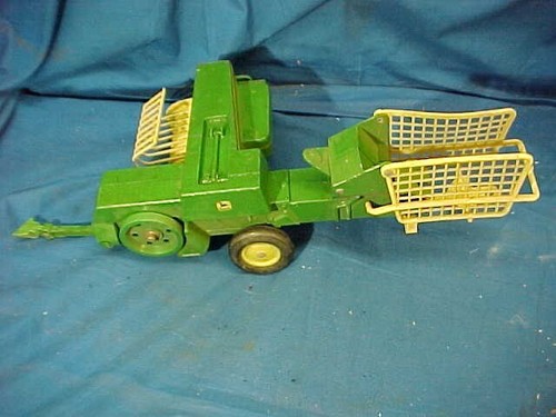 1970s JOHN DEERE Diecast HAY BALER FARM TOY by ERTL