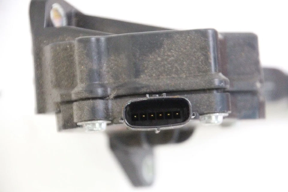 Pedal acelerador Mazda 2 DE 08N07E00088 DF7141600B 1.5 75 KW 102 CV gasolina 10-2011 Foto 2 de 3