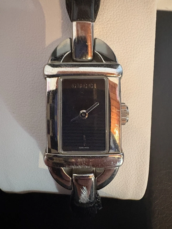 Reloj de cuarzo Gucci 6800L para dama brazalete de bambú esfera negra acero inoxidable 16 mm Foto 4 de 4