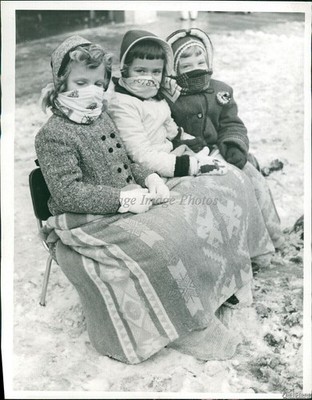 1958 Cleveland Kids Waiting For Christmas Parade To Pass Children Photo 7x9