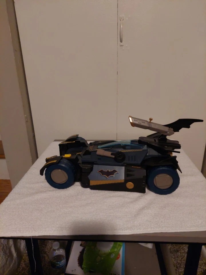 DC Comics Batman Ultimate Transforming Batimóvil to BatCave Luces Sonido 16” Foto 3 de 4