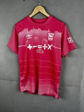 CAMISETA DE FUTBOL IPSWICH TOWN X ED SHEERAN 2024/2025 TERCERA CAMISETA UMBRO A1