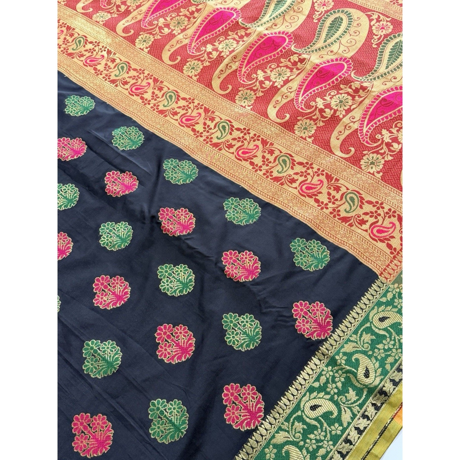Tela de sari de seda Banarasi vintage negra rosa dorada verde roja hecha a mano 6 metros