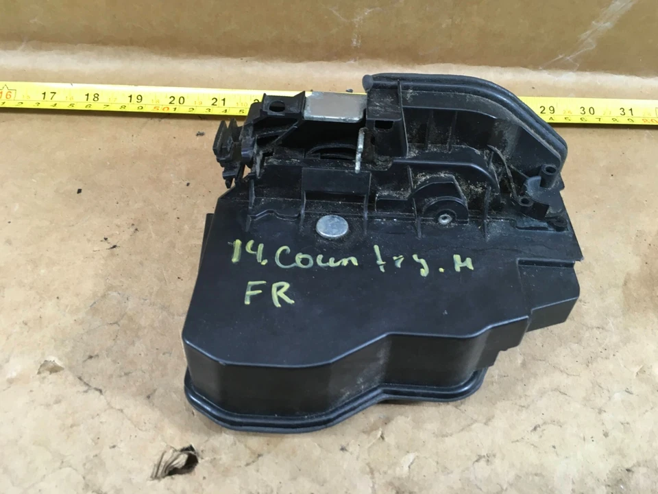 Оригинальный привод замка передней правой двери 2014 Mini Cooper Countryman 7318416. - Изображение 3 из 4