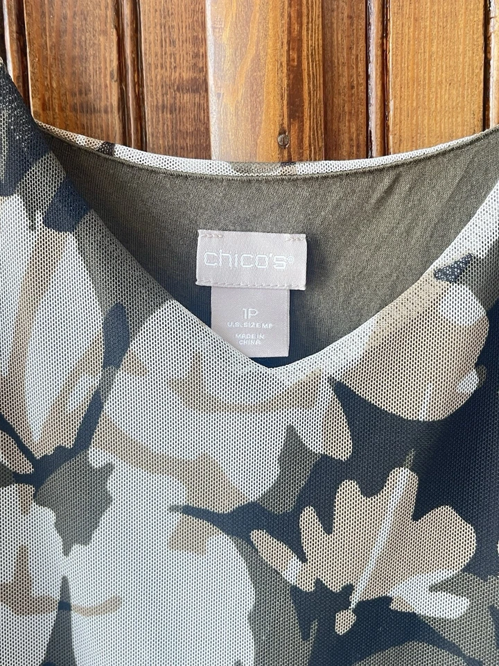 CÁRDIGAN Y TANQUE DE MALLA CAMO CHICO'S OLIVA ~ MANGA LARGA ~ CUELLO EN V Talla 1p Pequeño 2 piezas Foto 3 de 4