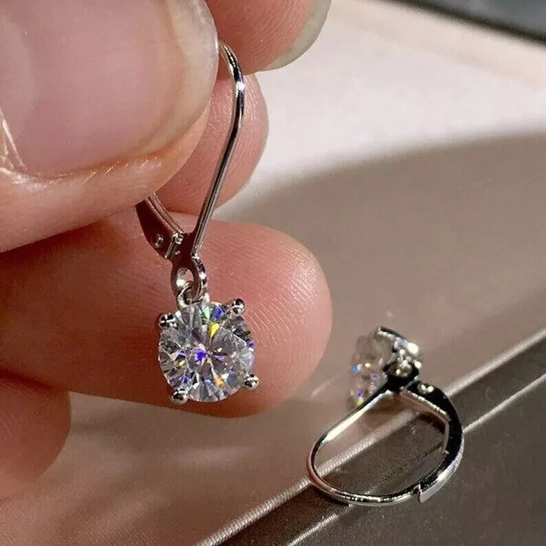 Pendientes colgantes/gotas de diamantes de corte redondo creados en laboratorio de 1 quilate enchapados en oro blanco de 14 K Foto 2 de 3