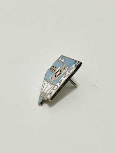 Nevada State Map Outline Pin Lapel Casino Poker Cards Dice Gambling Souvenir - Picture 2 of 4