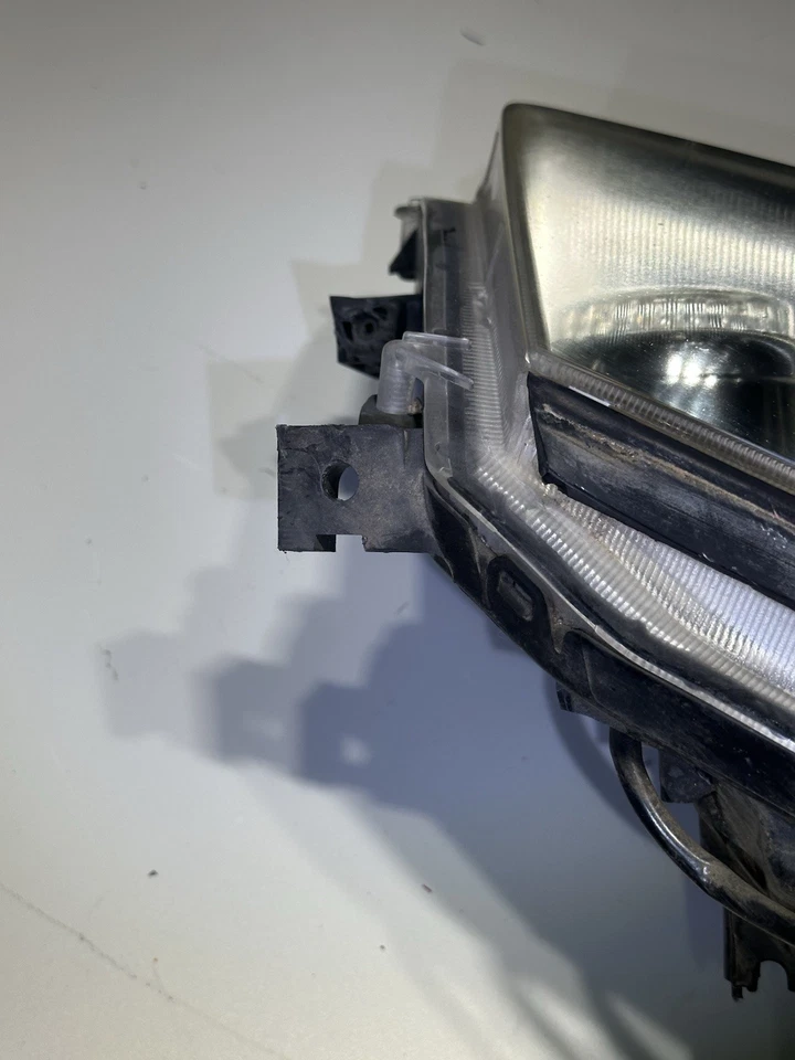 Оригинальная ксеноновая фара для правой стороны пассажира 2007 Infiniti M35 в сборе с лампами - Изображение 4 из 4