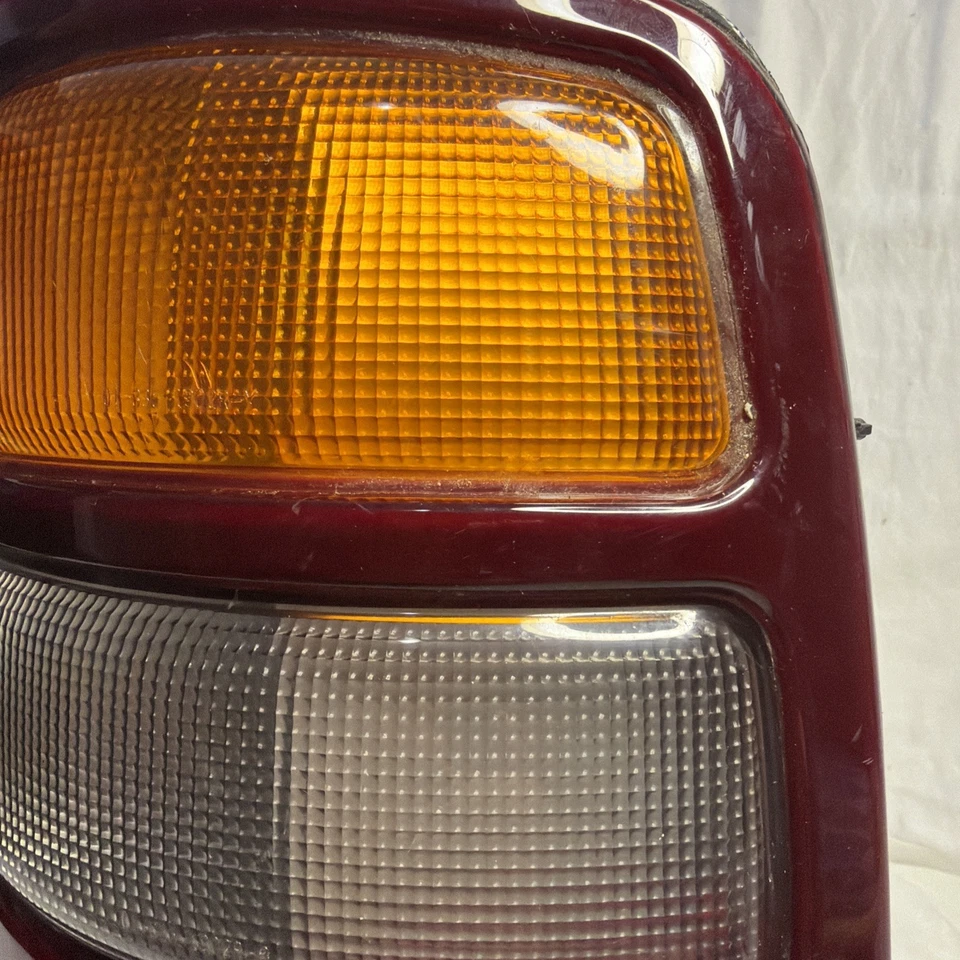 2000-2006 CHEVY TAHOE, SUBURBAN, GMC YUKON LEFT SIDE TAIL LIGHT OEM - Image 4 of 4
