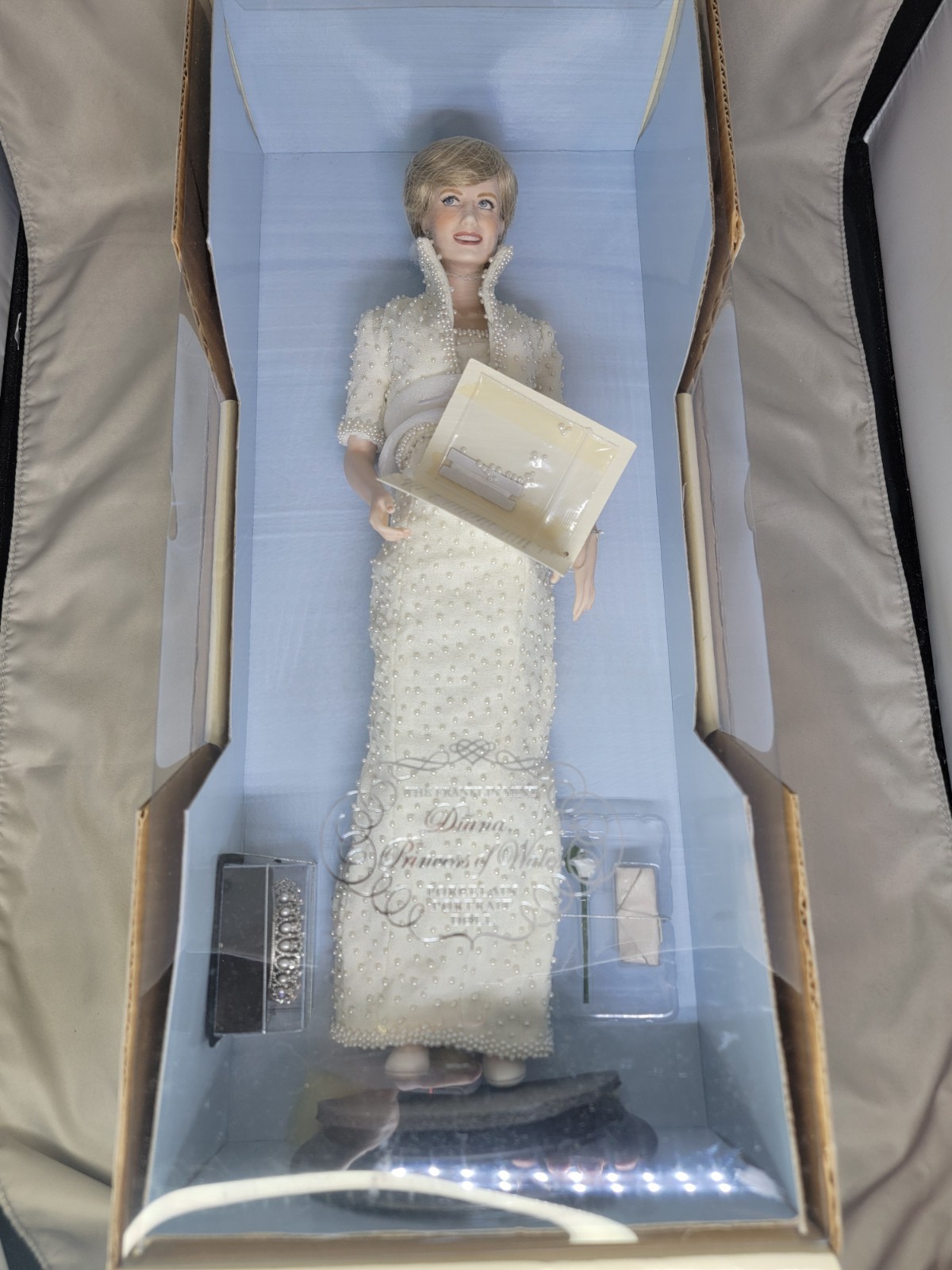 The Franklin Mint Diana Princess of Wales Porcelain Doll Pearl Dress Brand NEW