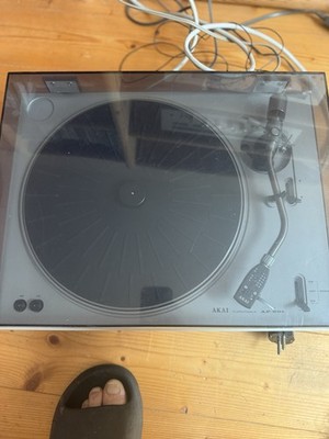 AKAI AP-003 Plattenspieler Riemenantrieb 33/45 Stereo RCA silber/schwarz